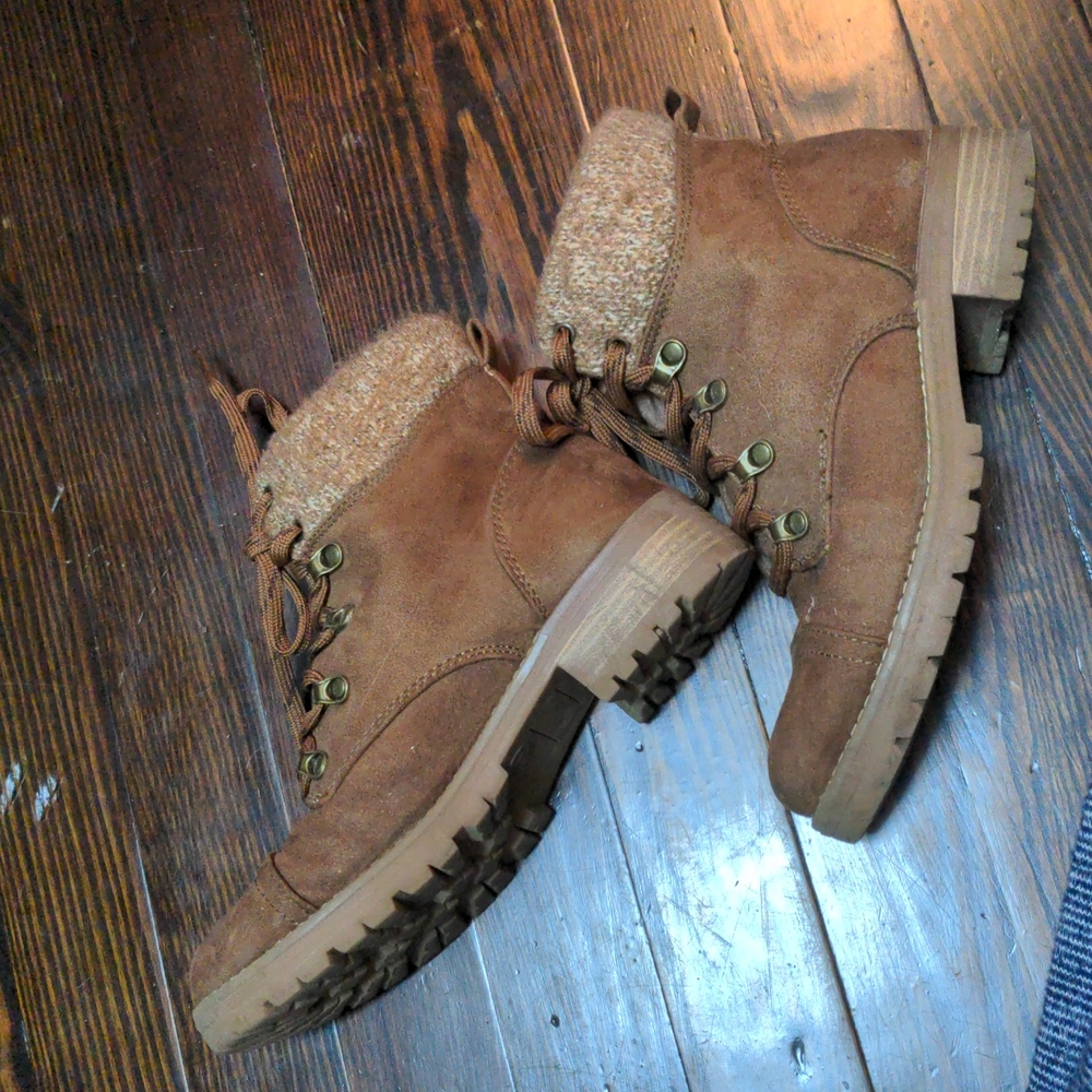 Sherpa Chelsea boots with lace, size 7